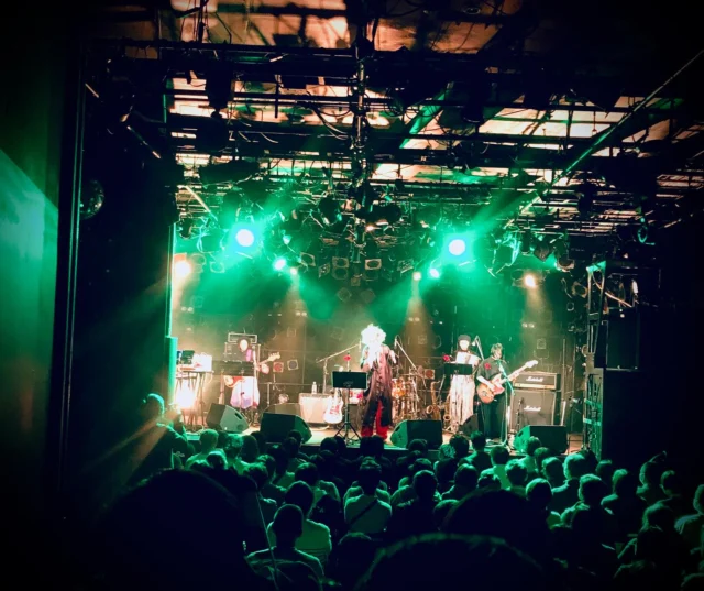 I was invited by Natsuko Hara(@rocking7_5 ), who plays sax for us, to see KERA & Broken Flowers at Quattro. The first time I saw Uchoten was on "Yoru Hitto"!
 
サックス吹いてもらってるハラナツコさんにお誘いいただいて KERA & Broken Flowers @クワトロ。有頂天、初めて見たのは夜ヒットだった！